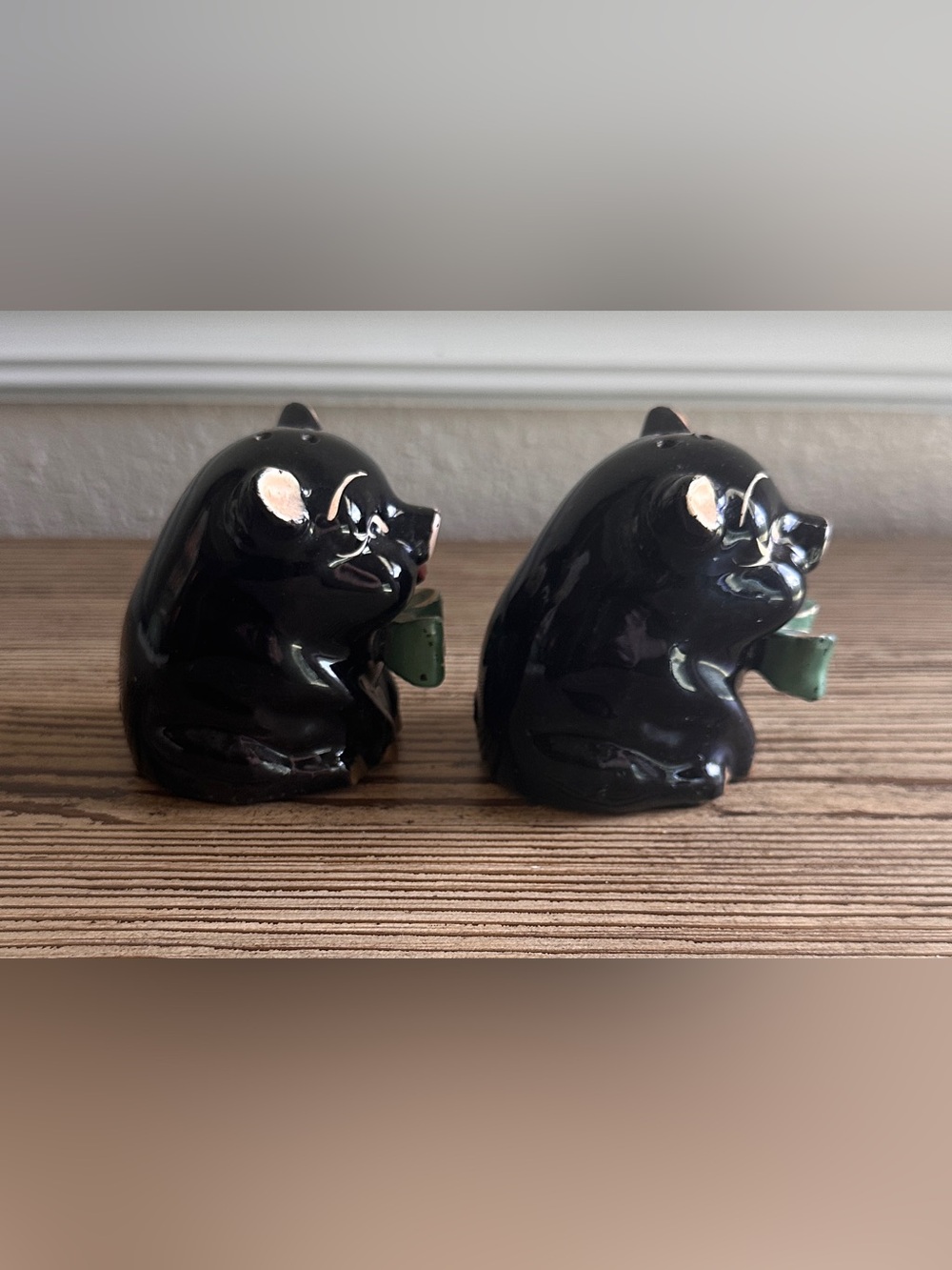 Vintage Black Ceramic Pig Salt & Pepper Shakers with Green Bows - Picture 5 of 6
